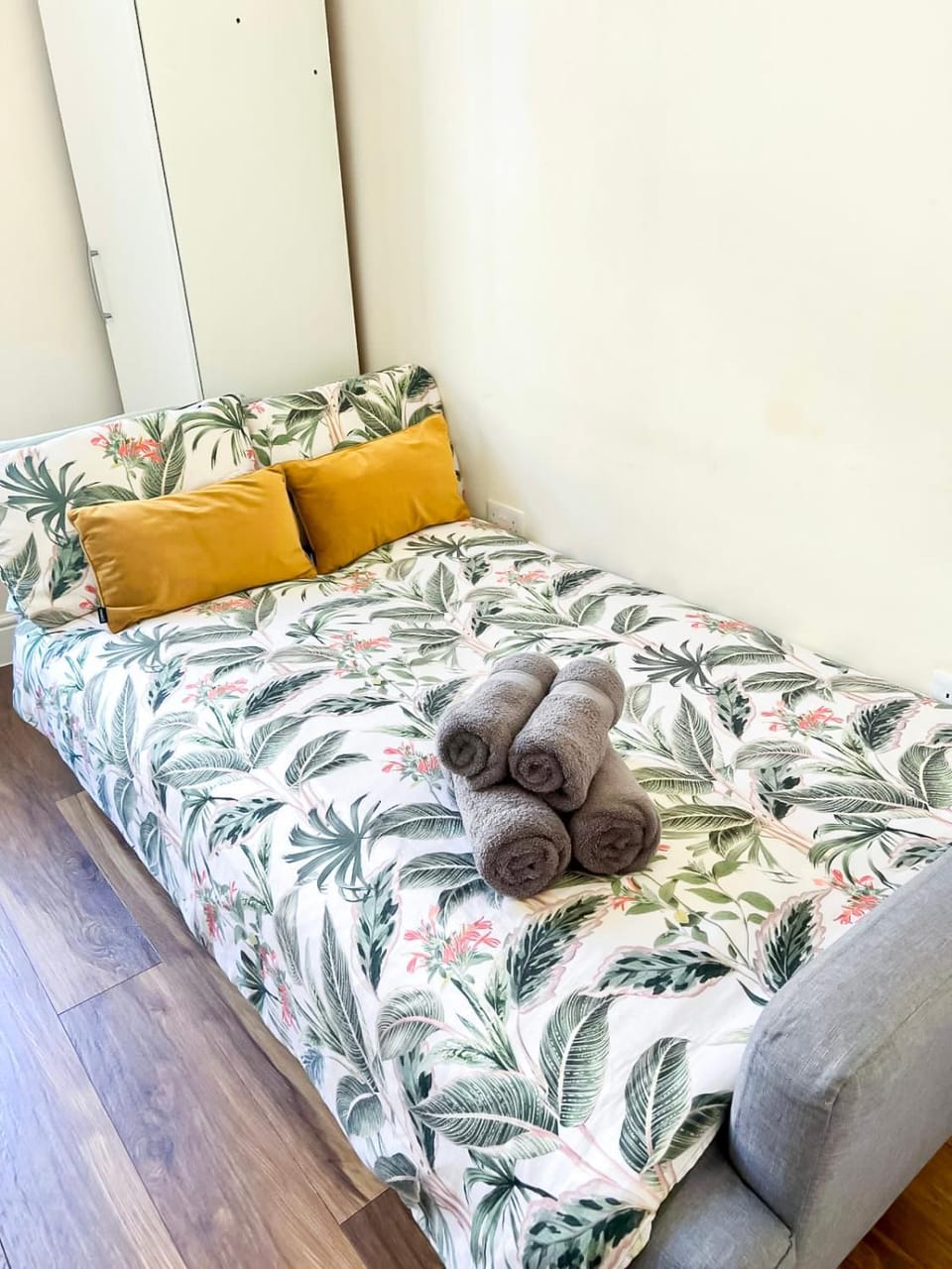 Bed, Living room, Photo of the whole room, towels