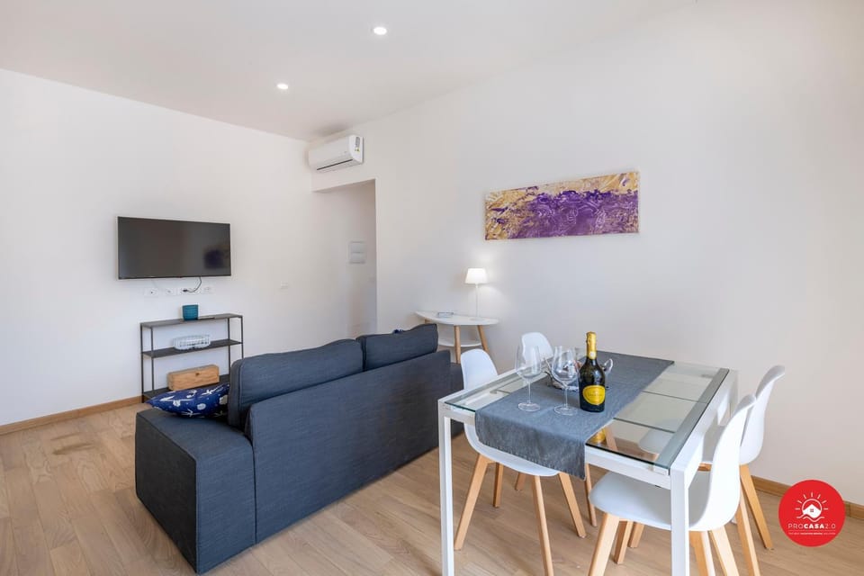 TV and multimedia, Living room, Seating area, Dining area, air conditioner