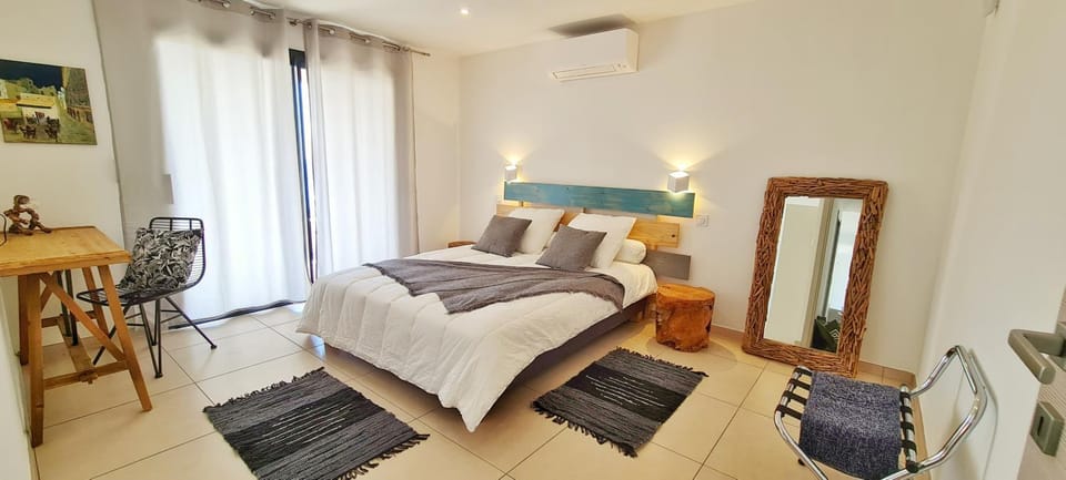 Photo of the whole room, Bedroom
