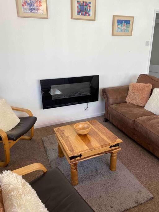 Large property which is all about location, location , location ! Lovely Comfortable 2 bedroom flat which is spacious and one of the best value properties of this size so close to the sea , beaches and restaurants 1 min to the sea ! Apartment in Lyme Regis