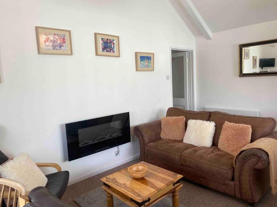 Large property which is all about location, location , location ! Lovely Comfortable 2 bedroom flat which is spacious and one of the best value properties of this size so close to the sea , beaches and restaurants 1 min to the sea ! Apartment in Lyme Regis