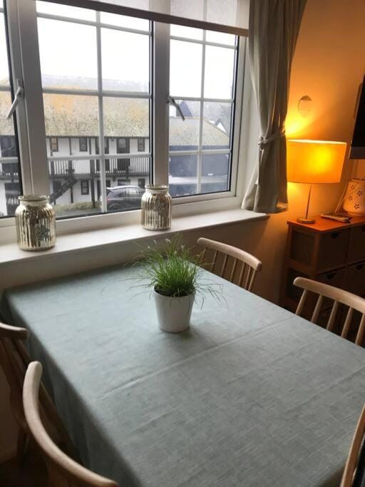 Large property which is all about location, location , location ! Lovely Comfortable 2 bedroom flat which is spacious and one of the best value properties of this size so close to the sea , beaches and restaurants 1 min to the sea ! Apartment in Lyme Regis