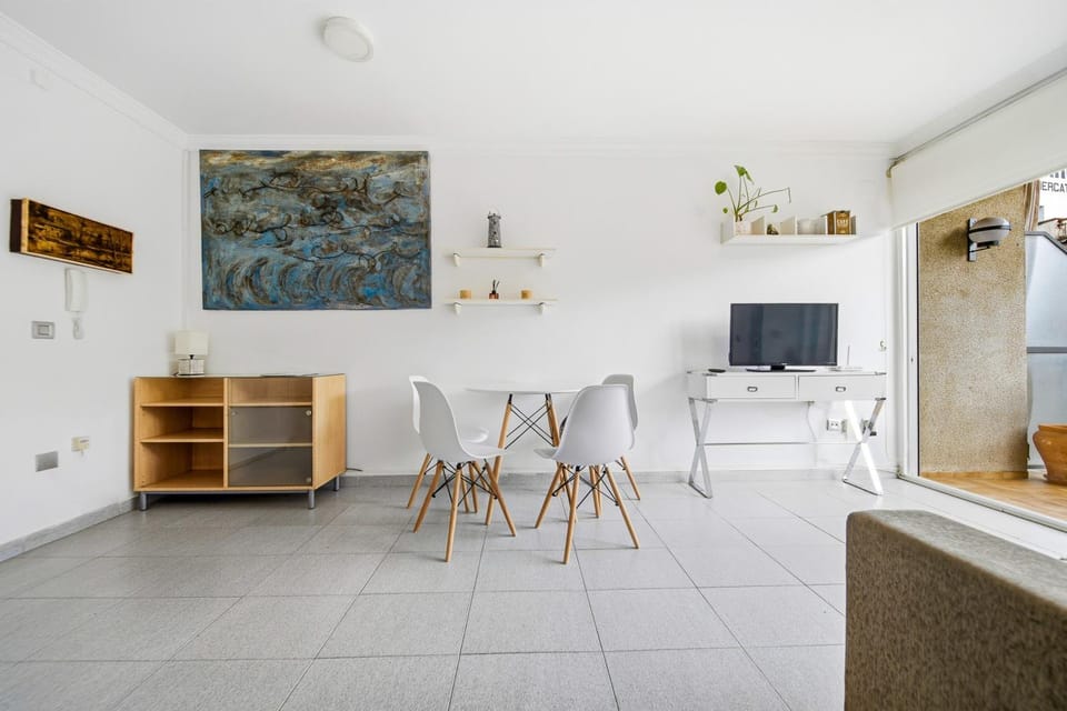 TV and multimedia, Kitchen or kitchenette, Living room, Seating area, Dining area