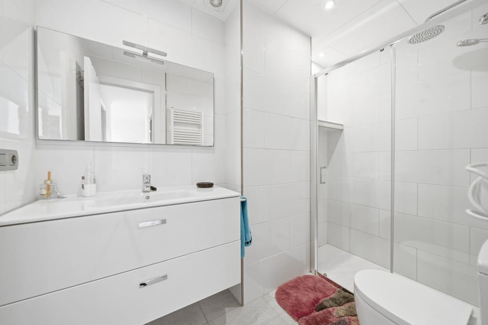Shower, Toilet, Bathroom, towels