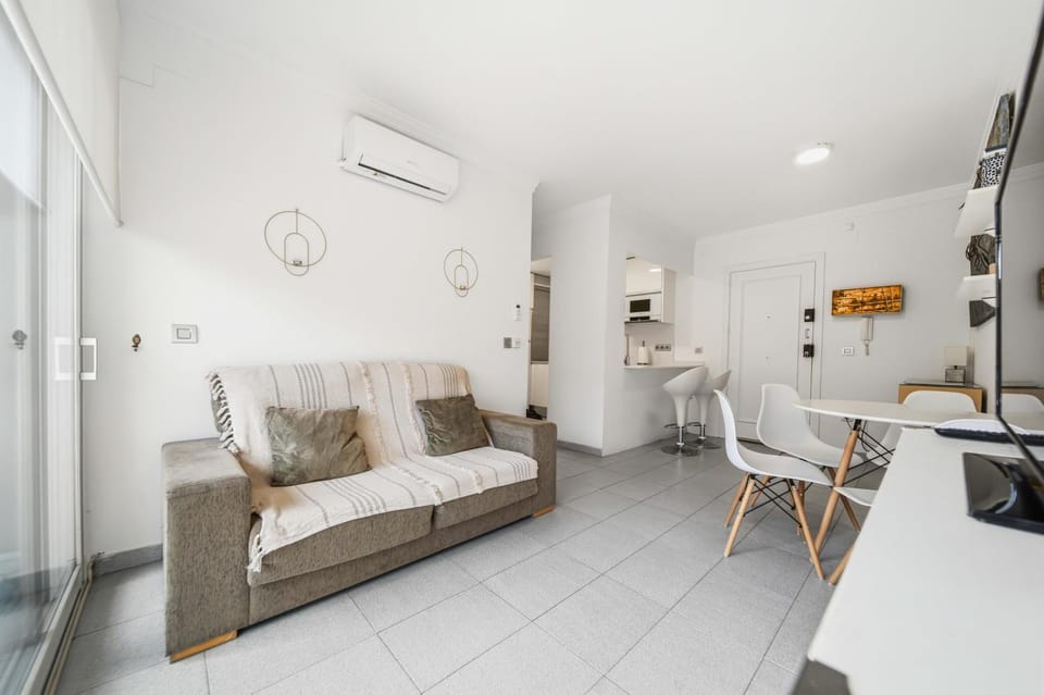 TV and multimedia, Living room, Seating area, Dining area, air conditioner
