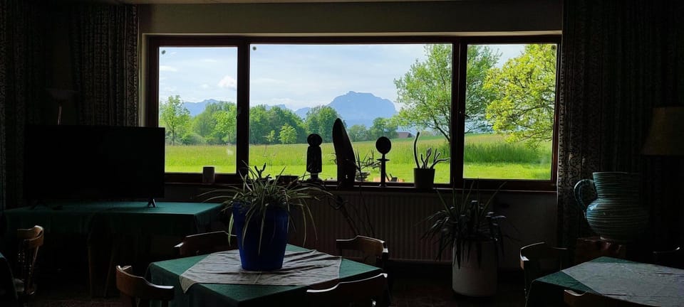 Restaurant/places to eat, Dining area, Garden view, Mountain view
