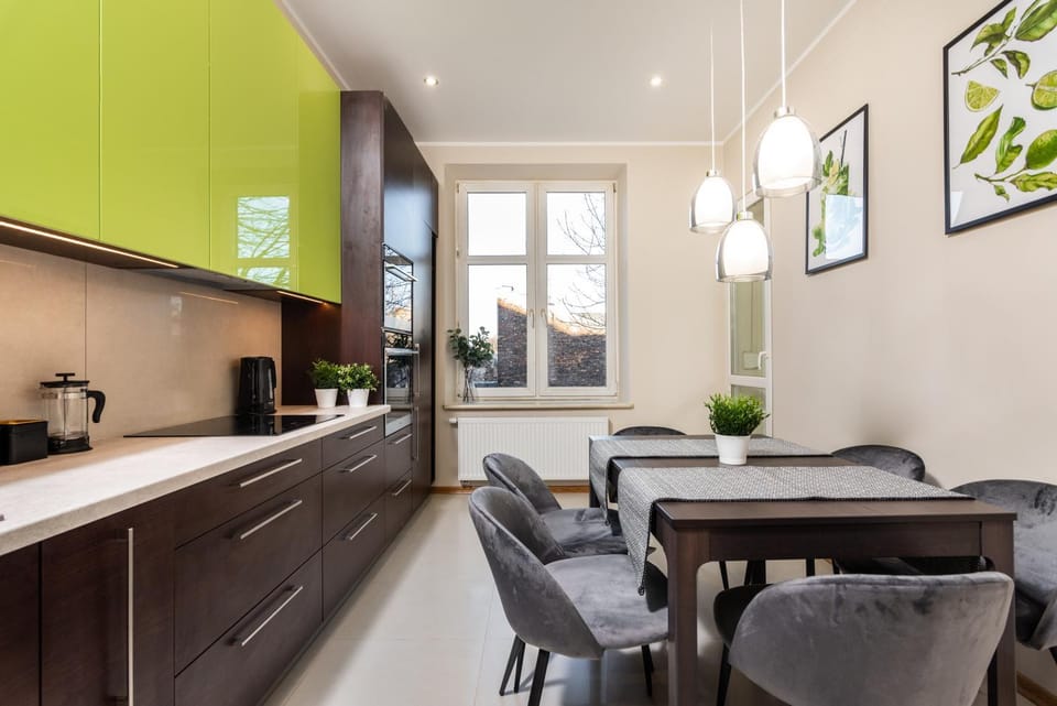 Coffee/tea facilities, Kitchen or kitchenette, Dining area, dishwasher, stove