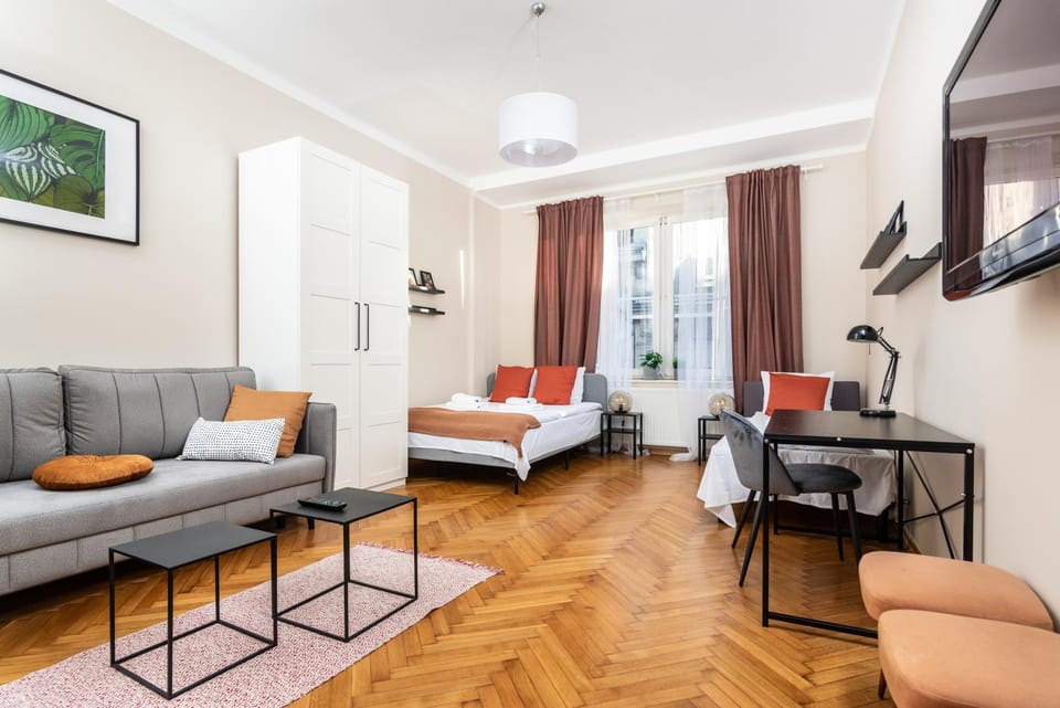Bed, TV and multimedia, Seating area, Bedroom, wardrobe