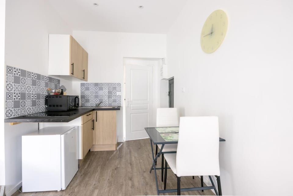 Kitchen or kitchenette, Dining area, minibar, stove, toaster
