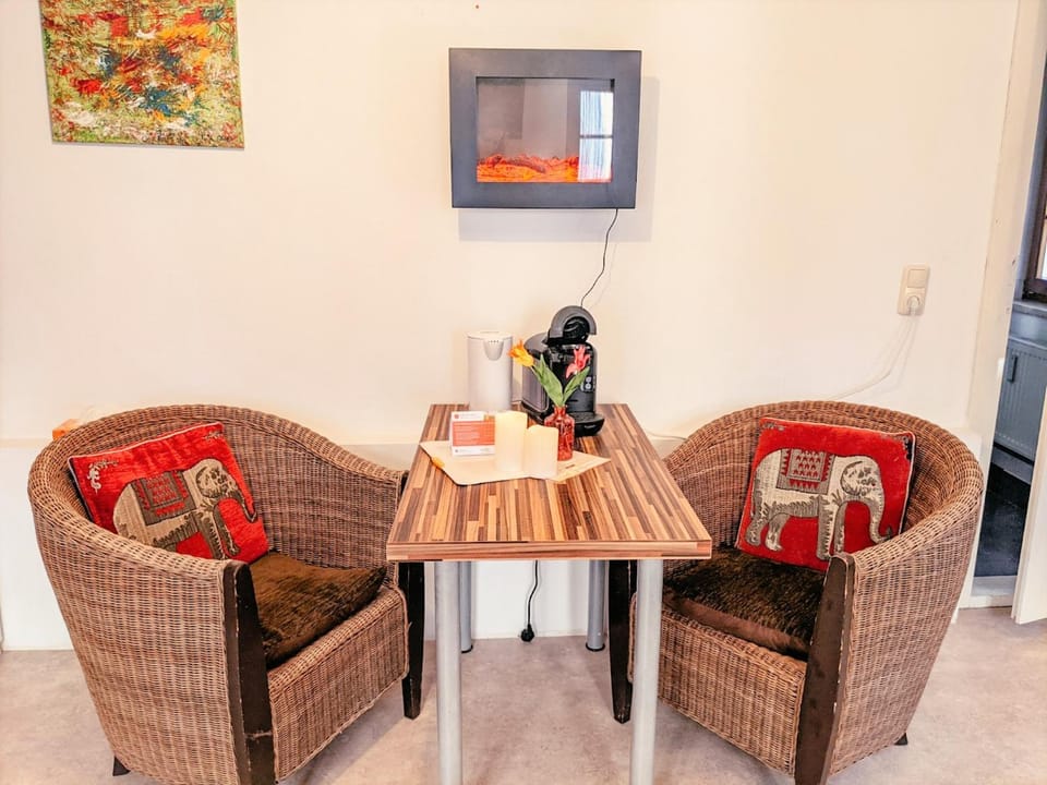 Seating area, Dining area
