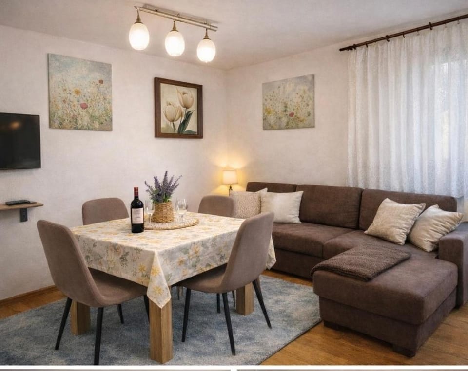 TV and multimedia, Living room, Seating area, Dining area