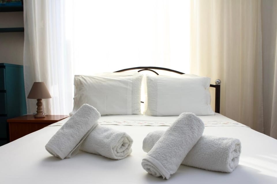 Bed, Bedroom, Sea view, towels