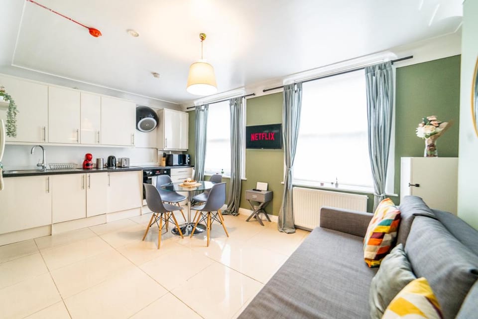 Seating area, Dining area, minibar, pet friendly