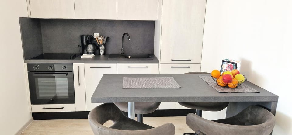 Coffee/tea facilities, Kitchen or kitchenette, Dining area