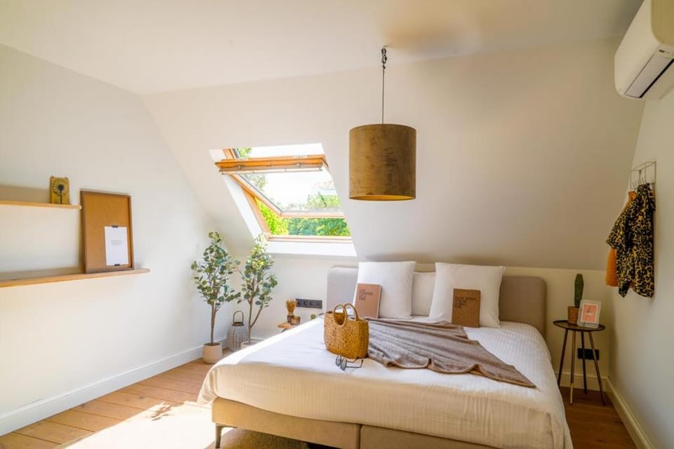 Bedroom, air conditioner