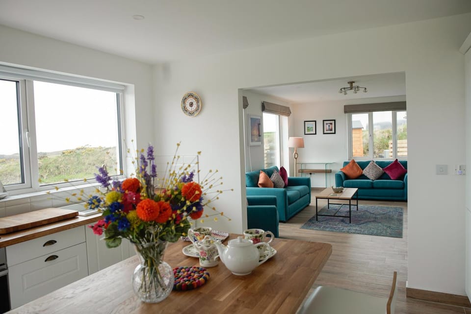 Seating area, kitchen