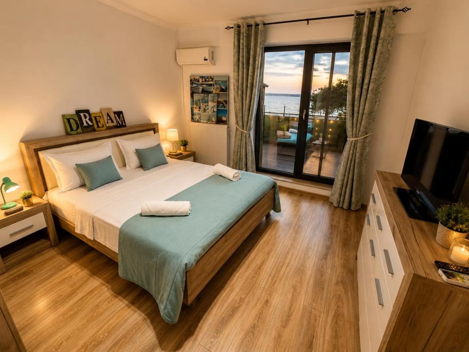 Bed, TV and multimedia, Photo of the whole room, Bedroom