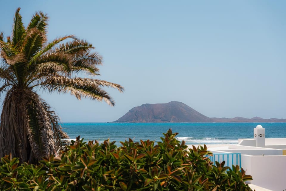 Beach house with the heated pool next to Rocky Point Villa in Corralejo