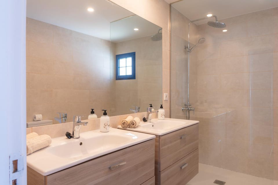 Beach house with the heated pool next to Rocky Point Villa in Corralejo