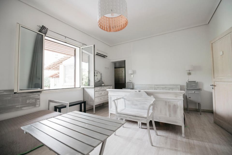 Bed, Photo of the whole room, Dining area, Bedroom