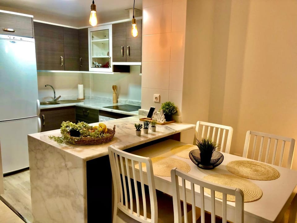 Kitchen or kitchenette, Dining area