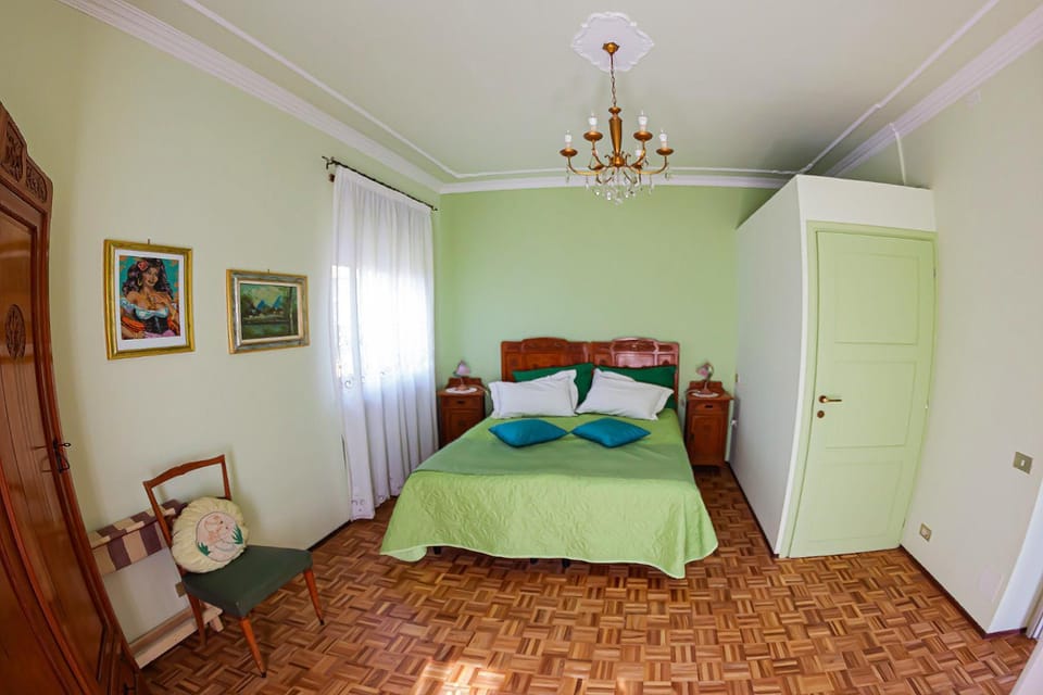 Photo of the whole room, wardrobe