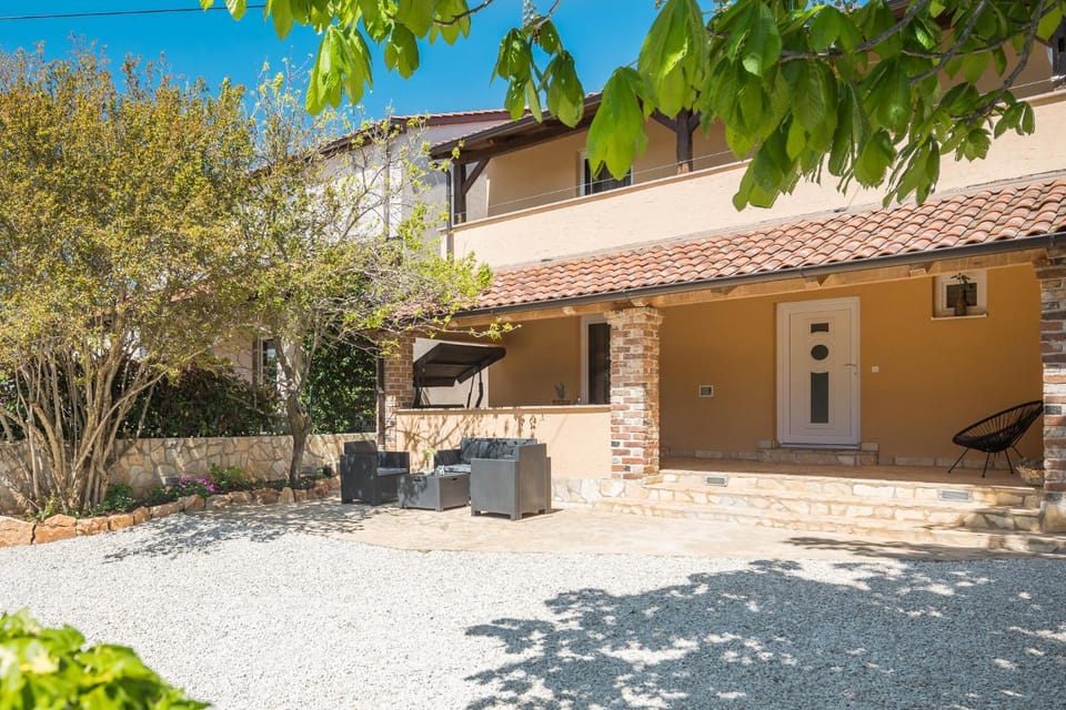 Property building, Facade/entrance, Garden