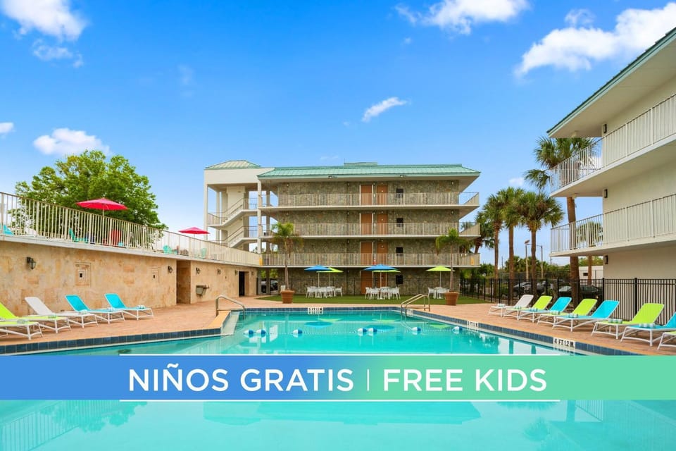 Property building, Pool view, Swimming pool, sunbed