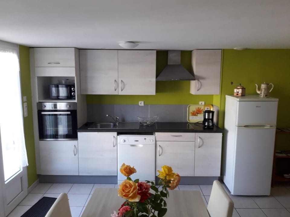 Coffee/tea facilities, Kitchen or kitchenette, dishwasher, stove