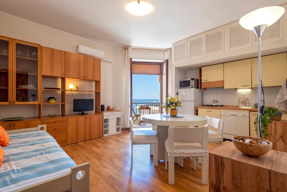 Kitchen or kitchenette, Living room, Seating area, Dining area