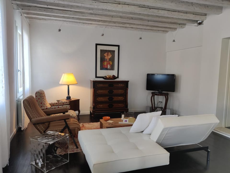 Communal lounge/ TV room, TV and multimedia, Living room, Seating area, Evening entertainment