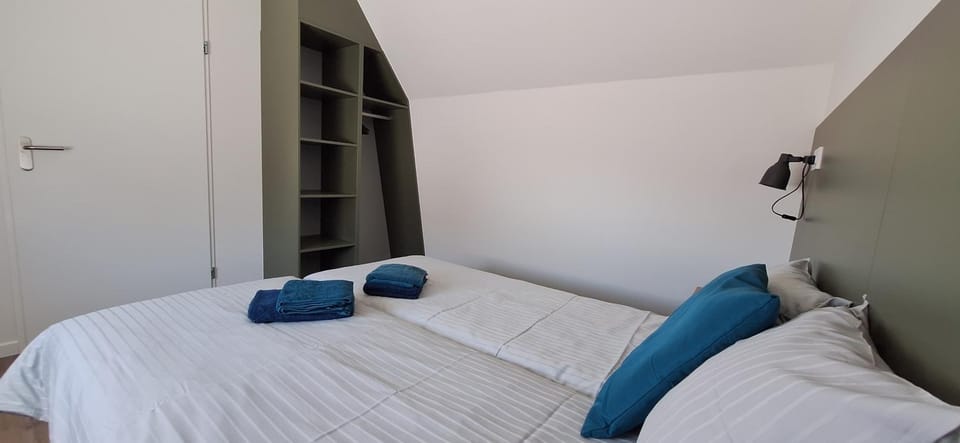 Bed, Bedroom, wardrobe, air conditioner