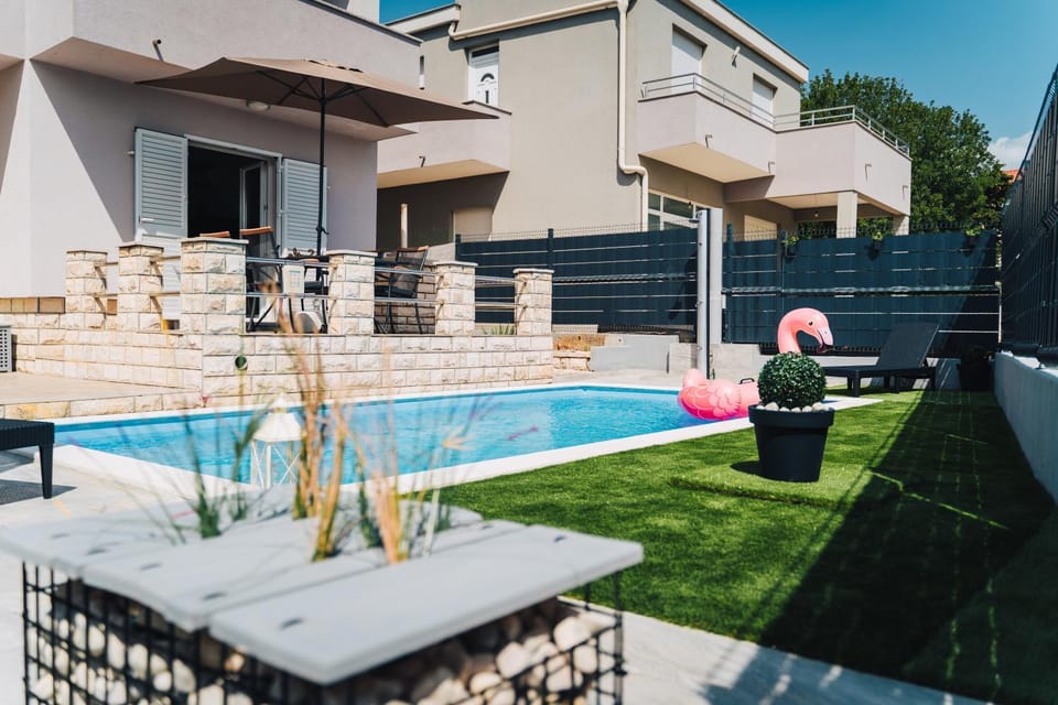 Swimming pool, Swimming pool