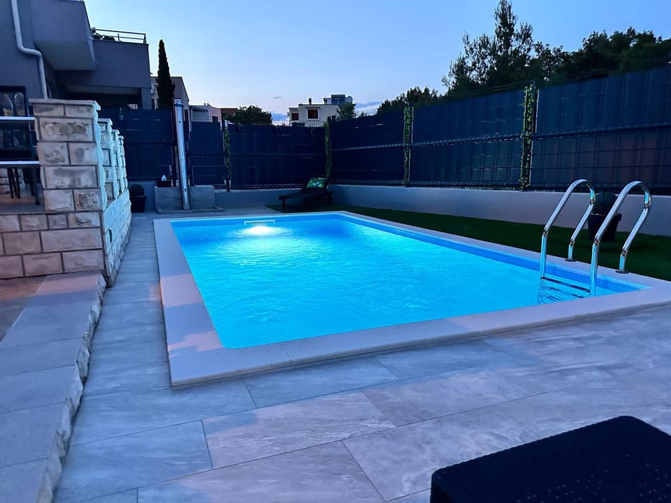 Swimming pool, Swimming pool