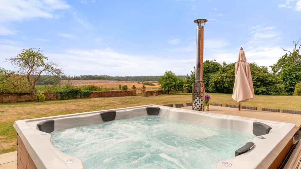 Garden, Hot Tub, Dining area, Garden view