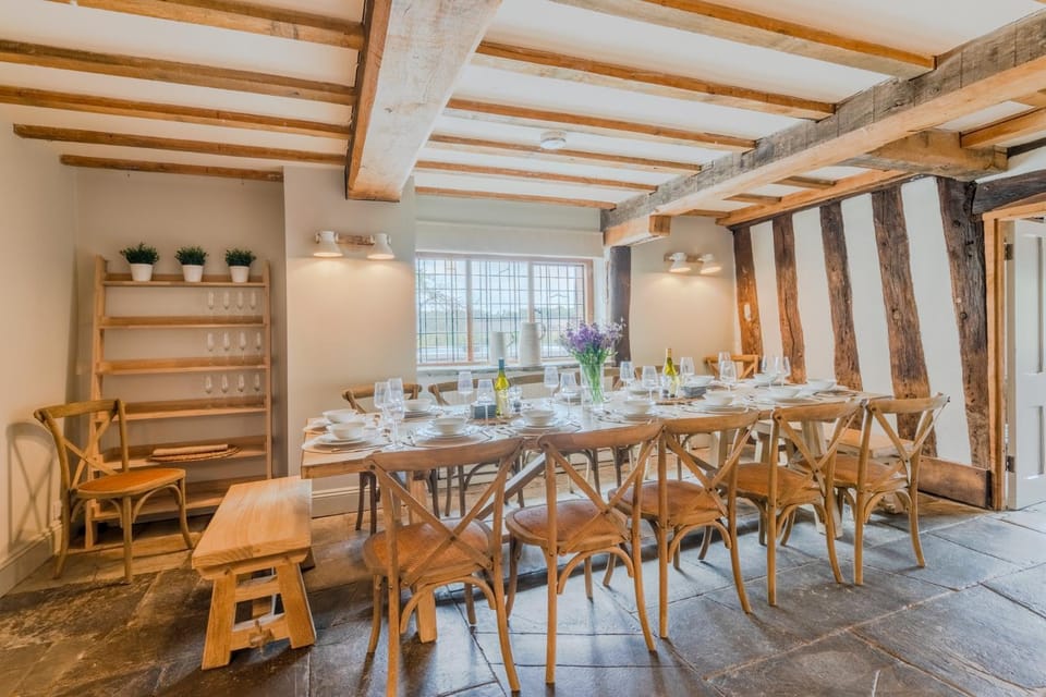 Property building, Decorative detail, Dining area