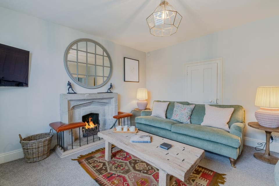 TV and multimedia, Living room, Decorative detail, Seating area, flat iron