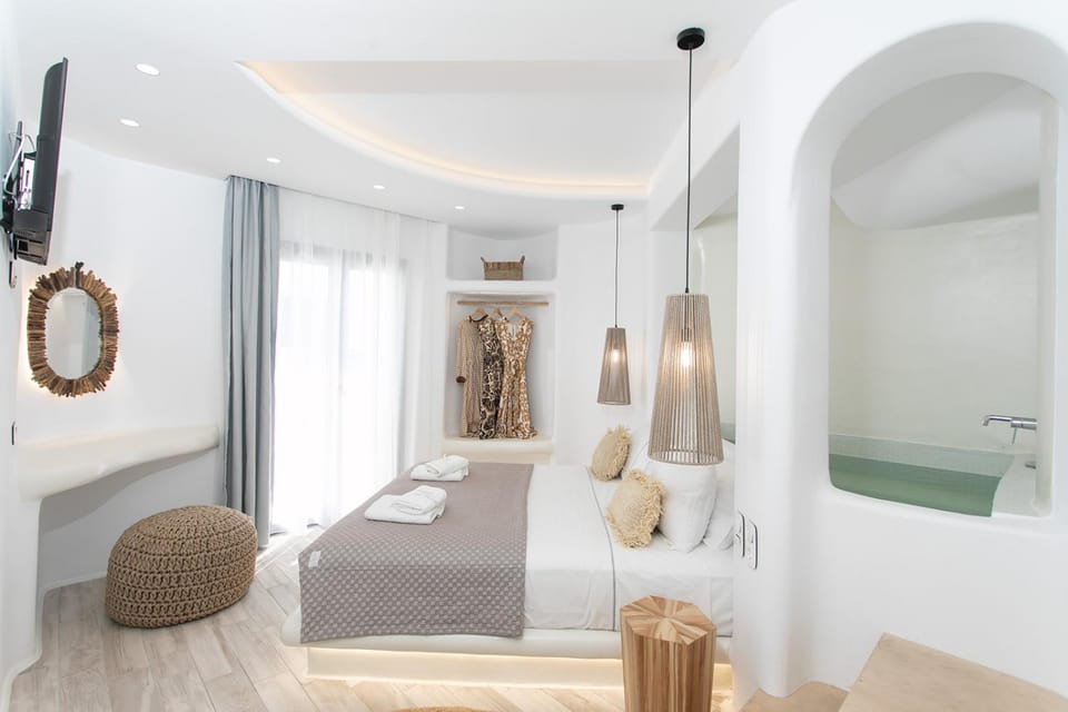 Property building, Bed, Hot Tub, Bathroom, Balcony/Terrace, Photo of the whole room, Bedroom, Swimming pool, towels