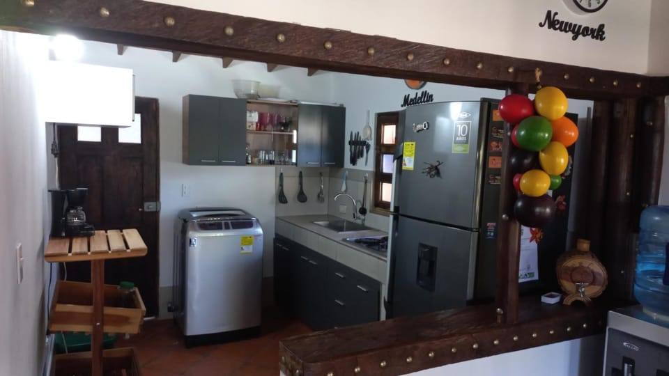 Kitchen or kitchenette, minibar