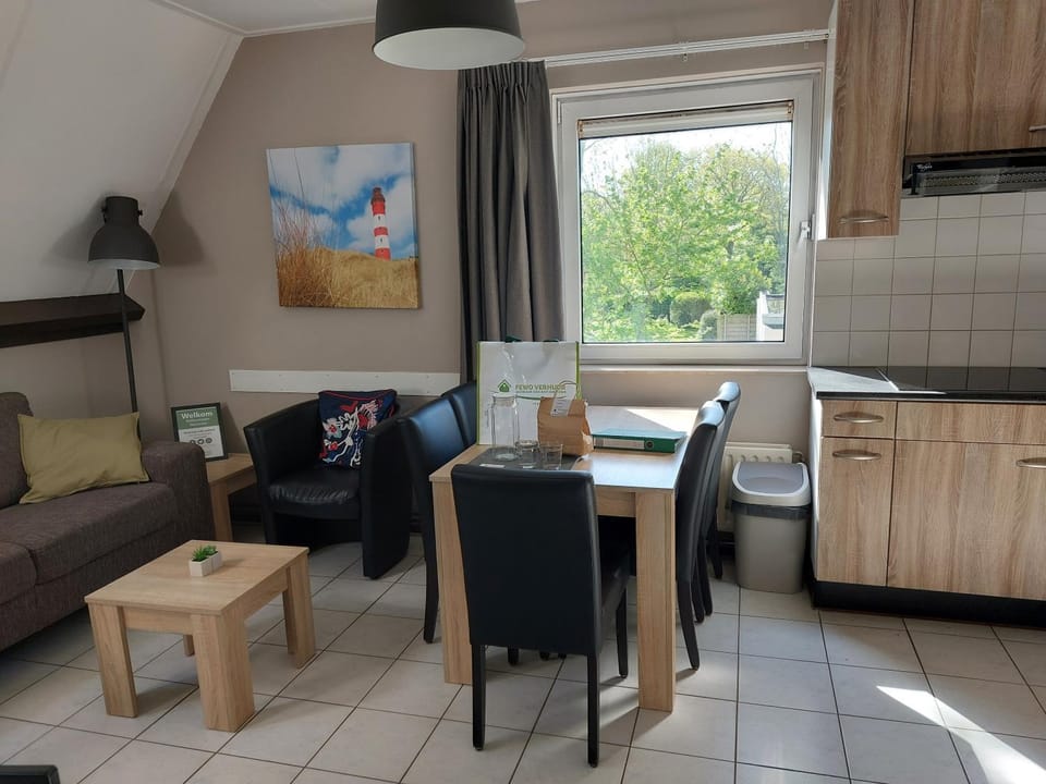 Kitchen or kitchenette, Seating area, Dining area