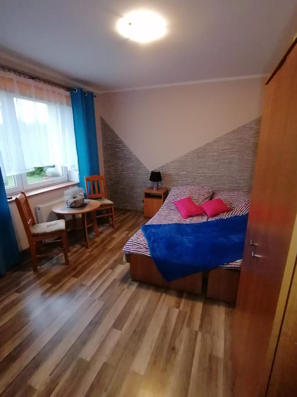 Bed, Photo of the whole room, hair dresser