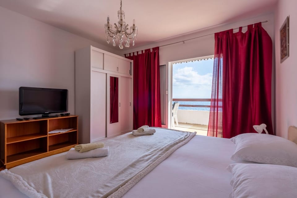First Row to the Sea, Balcony View, Free Parking Apartment in Okrug Gornji