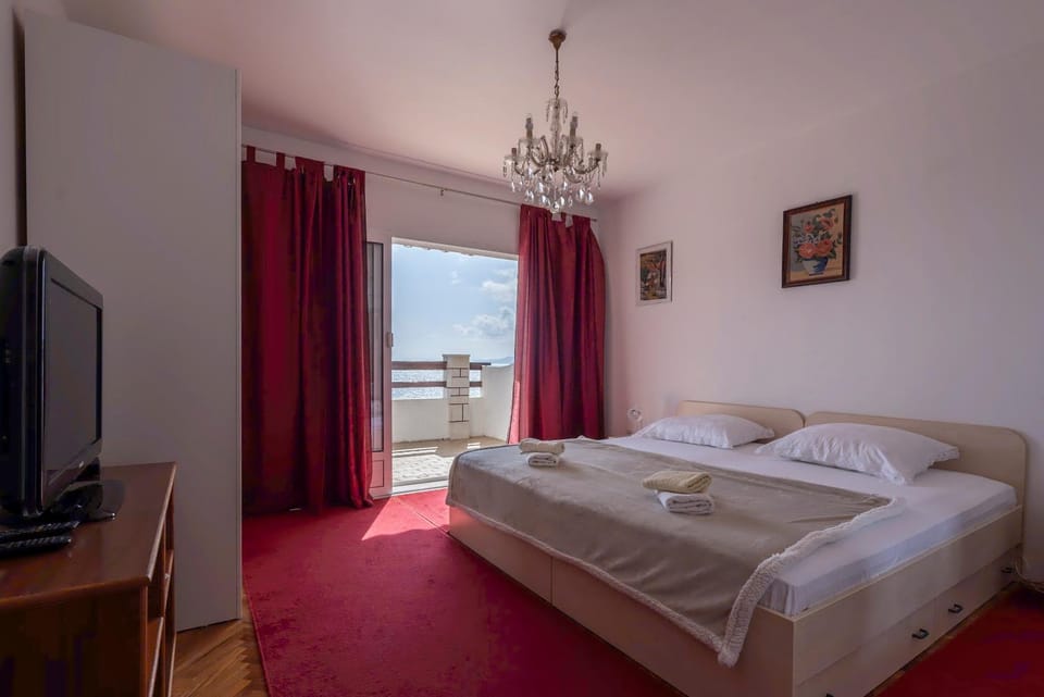 First Row to the Sea, Balcony View, Free Parking Apartment in Okrug Gornji
