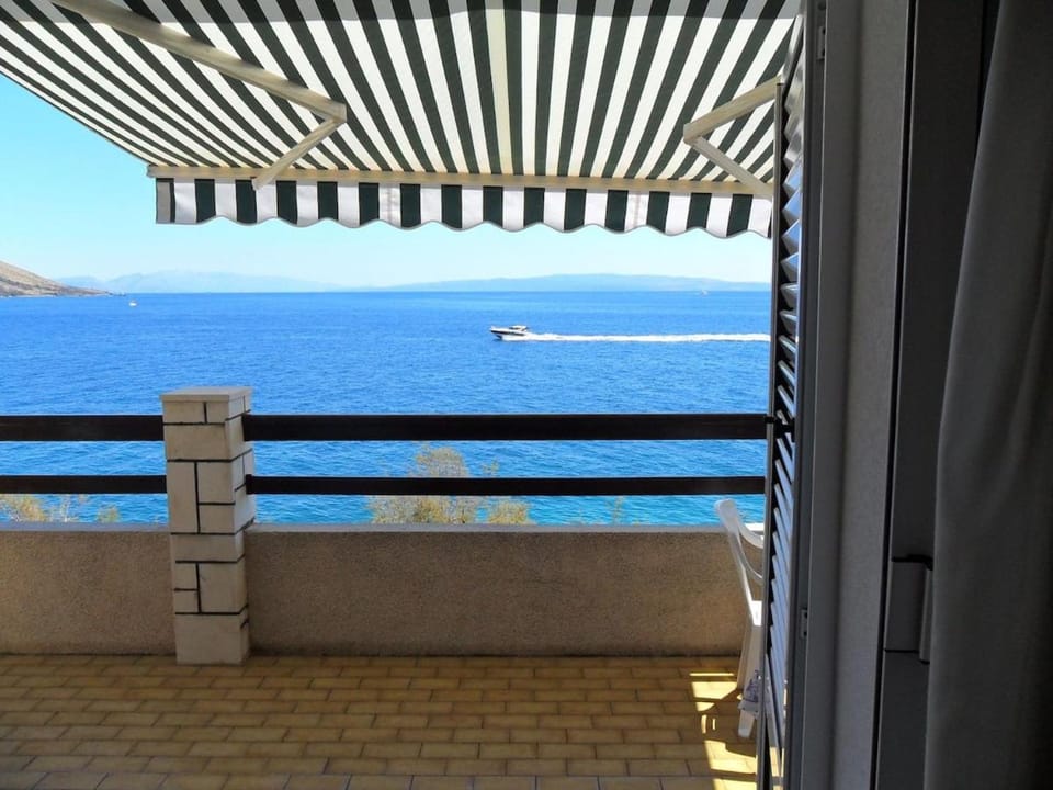 First Row to the Sea, Balcony View, Free Parking Apartment in Okrug Gornji