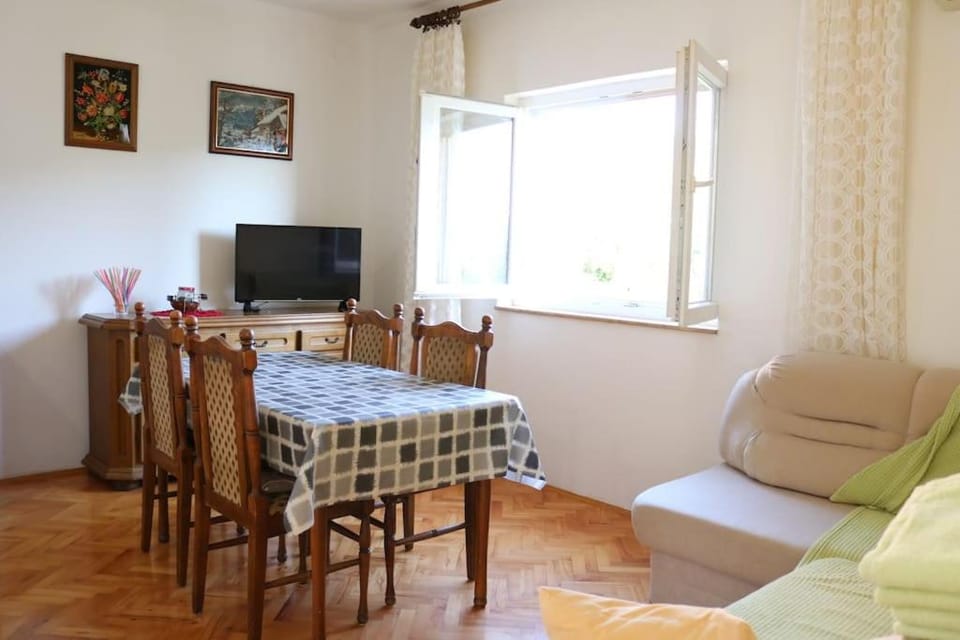 TV and multimedia, Seating area