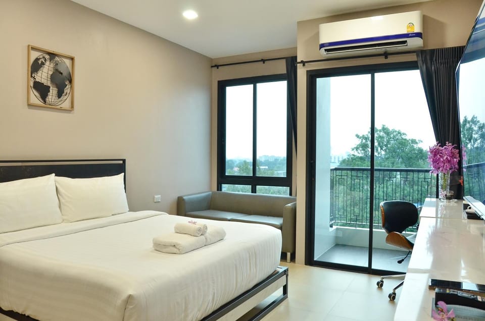 Bed, View (from property/room), Balcony/Terrace, Photo of the whole room, Seating area, Bedroom, towels, air conditioner