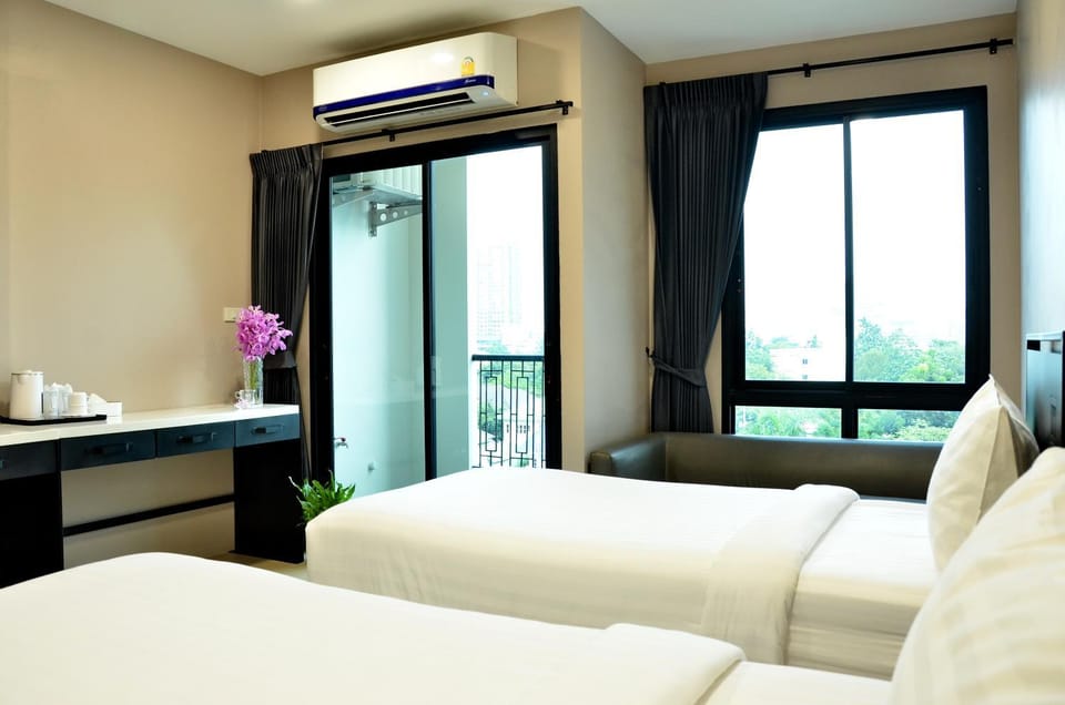 Bed, Photo of the whole room, Seating area, Bedroom, air conditioner