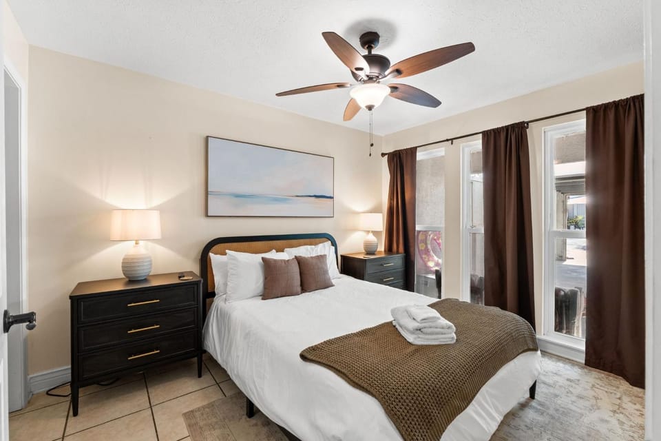 Gulf View Beach Bungalow, Dog-Friendly, Near Scooners, Near Beach Apartment in Lower Grand Lagoon