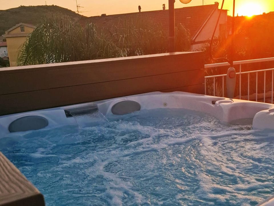 Day, Natural landscape, Hot Tub, Solarium, Pool view, Swimming pool, Breakfast, Sunrise, Sunset