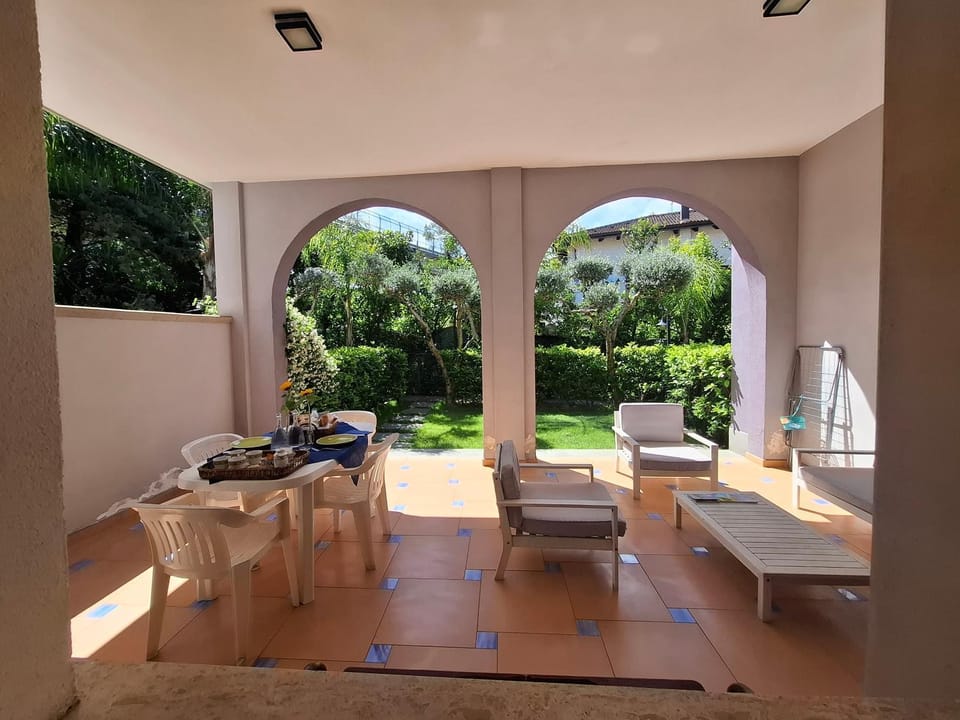 Patio, Day, Garden, View (from property/room), Living room, Seating area, Dining area, Garden view